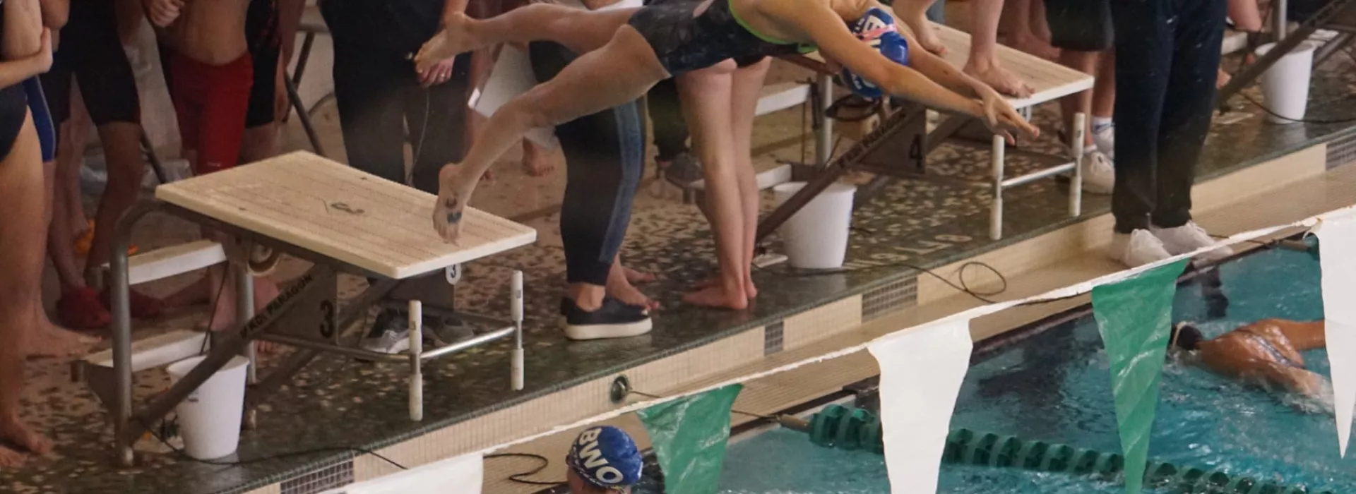 Blue Water Otters swimmer starting dive